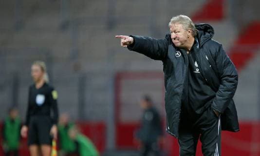 Sport Themen der Woche KW46 Sport Bilder des Tages 13.11.2018, Fussball Frauen Länderspiel, Deutschland - Spanien, im Steigerwaldstadion Erfurt. Bundestrainer Horst Hrubesch (Deutschland) ***DFL and DFB regulations prohibit any use of photographs as image sequences and or quasi-video.*** *** 13 11 2018 Football Women International match Germany Spain at Steigerwaldstadion Erfurt national coach Horst Hrubesch Germany DFL and DFB regulations prohibit any use of photographs as image sequences and or quasi video