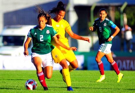 Fußball, U17 Damen WM, Mexiko - Südafrika Mexican Reyna Reyes (L) vies for the ball with South African Chelsea Daniels during the Women s Under 17 World Cup match between the national soccer teams of Mexico and South Africa, at the Miguel Domingo Burgueno stadium, in Maldonado, Uruguay, 13 November 2018. Mexico vs. South Africa !ACHTUNG: NUR REDAKTIONELLE NUTZUNG!  Copyright: xDantexFernandezx AME3696 20181113-636777464329781702