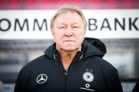 Erfurt , 131118 , Fußball Länderspiel der Frauen Deutschland gegen Spanien im Bild: Trainer Horst Hrubesch (GER) *** Erfurt 131118 Womens international football match Germany vs. Spain in picture Coach Horst Hrubesch GER