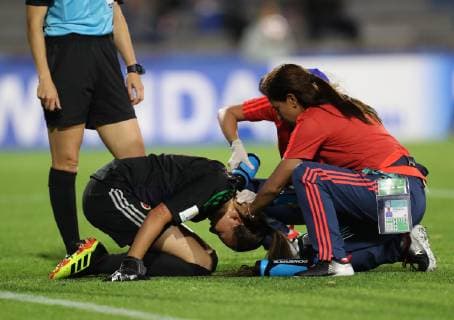 Colombian Michell Lugo receives medical assistance during the Women s Under 17 World Cup match between the national soccer teams of Colombia and Canada, at the Charrua stadium, in Montevideo, Uruguay, 14 November 2018. Colombia vs. Canada !ACHTUNG: NUR REDAKTIONELLE NUTZUNG!  Copyright: xRaulxMartinezx AME4579 20181115-636778372601834067