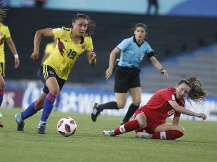Canadian Caitlin Shaw (R) vies for the ball with Colombian Lina Jaime during the Women s Under 17 World Cup match between the national soccer teams of Colombia and Canada, at the Charrua stadium, in Montevideo, Uruguay, 14 November 2018. Colombia vs. Canada !ACHTUNG: NUR REDAKTIONELLE NUTZUNG!  Copyright: xRaulxMartinezx AME4600 20181115-636778380098063343