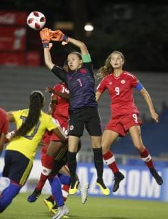 Colombian goalkeeper Michell Lugo jumps for the ball against Canadian Jordyn Huitema (R) during the Women s Under 17 World Cup match between the national soccer teams of Colombia and Canada, at the Charrua stadium, in Montevideo, Uruguay, 14 November 2018. Colombia vs. Canada !ACHTUNG: NUR REDAKTIONELLE NUTZUNG!  Copyright: xAitorxPereirax AME4655 20181115-636778406899217016