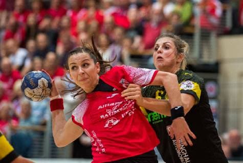 14 11 2018 Bad Langensalza Handball Bundesliga Women Season 2018 2019 THC Erfurt Bad Langensalza BVB Dortmund Handball v l Iveta Luzumova 18 Thueringer HC und Dana Bleckmann 66 BVB Dortmund Handball Action
