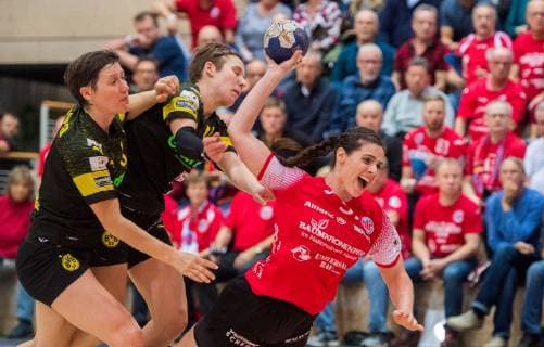 14 11 2018 Bad Langensalza Handball Bundesliga Womens Season 2018 2019 THC Erfurt Bad Langensalza BVB Dortmund Handball at the goalscoring Josephine Huber 57 Thueringer HC v l Nadja Mansson 33 BVB Dortmund Handball and