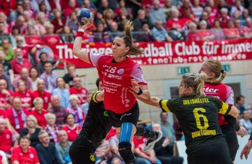 14 11 2018 Bad Langensalza Handball Bundesliga Womens Season 2018 2019 THC Erfurt Bad Langensalza BVB Dortmund Handball scoring goal Iveta Luzumova 18 Thueringer HC right Saskia Weisheitel 06 BVB Dortmund Handball and Meike Schmelzer 13 Thueringer HC