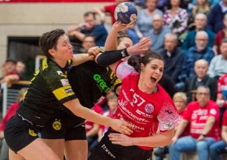 14 11 2018 Bad Langensalza Handball Bundesliga Womens Season 2018 2019 THC Erfurt Bad Langensalza BVB Dortmund Handball at the goalscoring Josephine Huber 57 Thueringer HC v l Nadja Mansson 33 BVB Dortmund Handball and