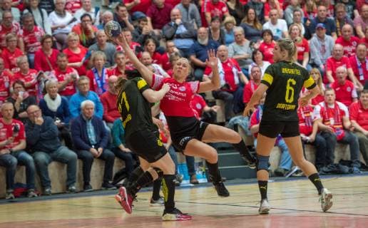 14 11 2018 Bad Langensalza Handball Bundesliga Womens Season 2018 2019 THC Erfurt Bad Langensalza BVB Dortmund Handball v l Harma van Kreij 21 BVB Dortmund Handball Krisztina Triscuk 15 Thueringer HC and Saskia Weisheitel 06 BVB Dortmund Handball