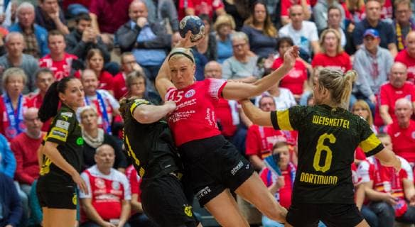 14 11 2018 Bad Langensalza Handball Bundesliga Womens Season 2018 2019 THC Erfurt Bad Langensalza BVB Dortmund Handball v l Harma van Kreij 21 BVB Dortmund Handball Krisztina Triscuk 15 Thueringer HC and Saskia Weisheitel 06 BVB Dortmund Handball