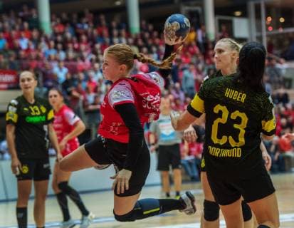 14 11 2018 Bad Langensalza Handball Bundesliga Womens Season 2018 2019 THC Erfurt Bad Langensalza BVB Dortmund Handball v l Nadja Mansson 33 BVB Dortmund Meike Schmelzer 13 Thueringer HC and Svenja Huber 23 BVB Dortmund Handball