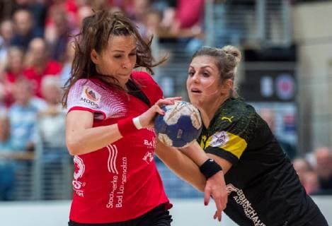 14 11 2018 Bad Langensalza Handball Bundesliga Women Season 2018 2019 THC Erfurt Bad Langensalza BVB Dortmund Handball v l Iveta Luzumova 18 Thueringer HC und Dana Bleckmann 66 BVB Dortmund Handball Action
