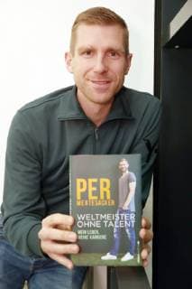 Per Mertesacker Reading in Aue Aue 09 11 2018 Erzgebirgsstadion Football Players tunnel in the stadium Talk round with Per Mertesacker to the event 25 years Förderkreis FC Erzgebirge Aue In the picture Per Mertesacker FC Arsenal Head of the youth department with his book World champion without talent My life My career