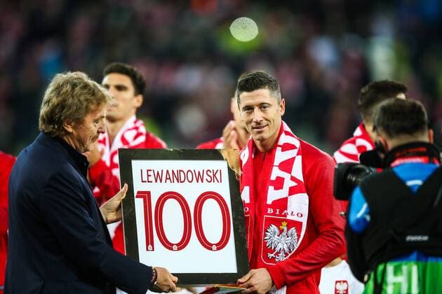 2018.11.15, Gdansk , Pilka nozna , Miedzynarodowy mecz towarzyski Polska - Czechy nz Zbigniew Boniek, Robert Lewandowski (POL) fot. Tomasz Jastrzebowski Foto Olimpik ----------- 2018.11.15, Gdansk, football , International Friendly Länderspiel Poland - Czech Republic , nz Zbigniew Boniek, Robert Lewandowski (POL) fot. Tomasz Jastrzebowski Foto Olimpik NEWSPIX.PL --- Newspix.pl  20181115toja3339