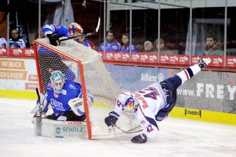 Sport Themen der Woche KW46 Sport Bilder des Tages (v.l.n.r.) Kyle Sonnenburg (Schwenninger Wild Wings) Dustin Strahlmeier (Schwenninger Wild Wings) Yasin Ehliz (EHC Red Bull Muenchen) GER, Eishockey, DEL, Schwenninger Wild Wings - EHC Red Bull Muenchen, 02.11.2018 Villingen-Schwenningen *** v l n r Kyle Sonnenburg Schwenninger Wild Wings Dustin Strahlmeier Schwenninger Wild Wings Yasin Ehliz EHC Red Bull Muenchen GER Eishockey DEL Schwenninger Wild Wings EHC Red Bull Muenchen 02 11 2018 Villingen Schwenningen Copyright: xEIBNER SvenxLaeglerx EP_SLR