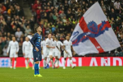 Sport Bilder des Tages Christian Pulisic (Borussia Dortmund) of United States looks dejected as England players celebrate the opening goal during the WR Foundation international match L?nderspiel between England and USA at Wembley Stadium, London, England on 15 November 2018. Copyright: xDavidxHornx PMI-2406-0013