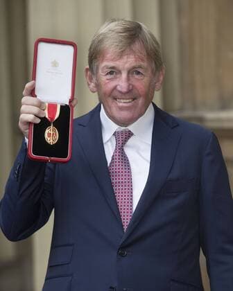 16 11 2018. London, United Kingdom. Sir Kenny Dalglish with his Knighthood after an Investiture at Buckingham Palace in London.  xStephenxLockx xixImagesx IIM-18878-0018