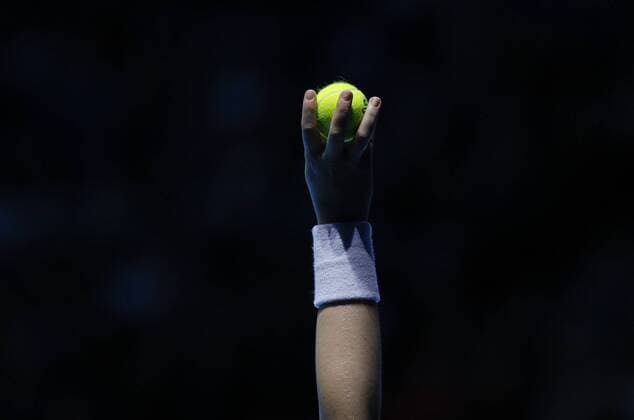 16th November 2018, O2 Arena, London, England; Nitto ATP Tennis Herren Tennis Finals; A ball kid offers a ball to player  ActionPlus12080111 HongboxChen
