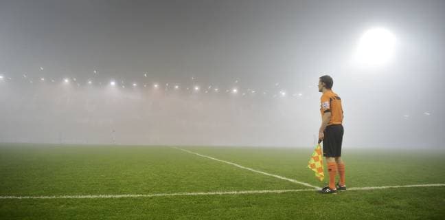 Sport Themen der Woche KW46 Sport Bilder des Tages Illustration picture shows an assistant referee and fog during a soccer game between OH Leuven and Union Saint-Gilloise, Friday 16 November 2018 in Oud-Heverlee, on the fifteenth day of the Proximus League 1B division of the Belgian soccer championship. YORICKxJANSENS  x05471311x