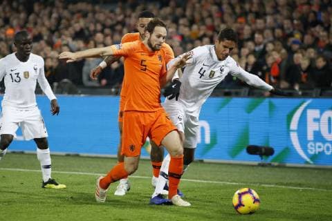 (L-R) Ngolo Kante of France, Memphis Depay of Holland, Daley Blind of Holland, Raphael Varane of France during the UEFA Nations League A group 1 qualifying match between The Netherlands and France at stadium De Kuip on November 16, 2018 in Rotterdam, The Netherlands UEFA Nations League A group 1 2018 2019 xVIxVIxImagesx xMauricexvanxSteenxIVx 12797611