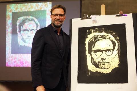JUERGEN KLOPP NEBEN EINER DRUCKGRAPHIK VON CYRUS OVERBECK VERLEIHUNG DES MAINZER MEDIENPREISES FUER NACHHALTIGES MEDIALES WIRKEN AN JUERGEN KLOPP CHRISTUSKIRCHE, MAINZ 
