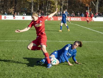 1 FC Cologne Women FF USV Jena 2 Soccer Bundesliga Season 2018 2019 Geißbockheim Cologne Germany Date 17 11 2018 Left Carolin Schraa 1 FC Cologne Right Lara Schmidt Jena