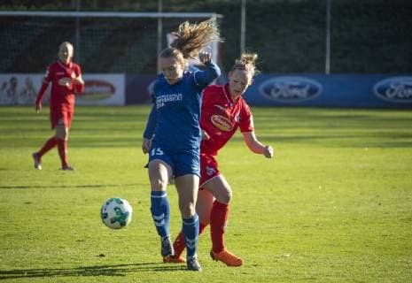 1 FC Cologne Women FF USV Jena 2 Soccer Bundesliga Season 2018 2019 Geißbockheim Cologne Germany Date 17 11 2018 Rear Romina Frommont 1 FC Cologne Front Anna Lena Riedel Jena