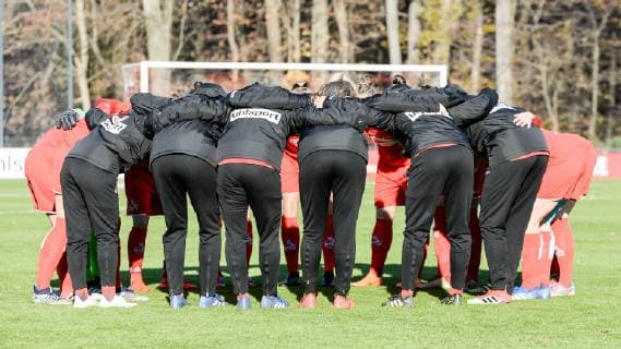 The Cologne players swear themselves with a team circle before the kick-off a circle team circle concentration comradeship speech motivation football 2 women Bundesliga 1 FC Cologne FF USV Jena DFB REGULATIONS PROHIBIT ANY USE OF PHOTOGRAPHS AS IMAGE SEQUENCES AND OR QUASI VIDEO xmhx