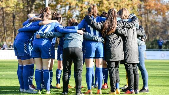 The players from Jena swear themselves with a team circle before the kick-off a circle team circle concentration comradeship speech motivation football 2 women Bundesliga 1 FC Cologne FF USV Jena DFB REGULATIONS PROHIBIT ANY USE OF PHOTOGRAPHS AS IMAGE SEQUENCES AND OR QUASI VIDEO xmhx
