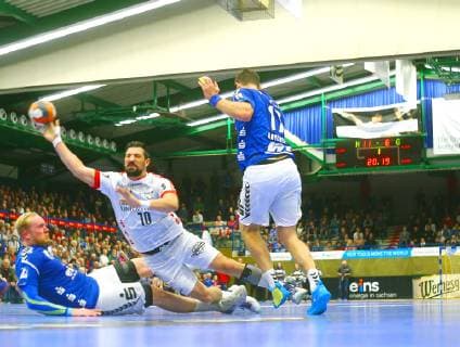 Marijan Basic Ferndorf sets between Jort Neuteboom Aue left and Ladislav Brykner Aue to throw handball 2 League 2018 19 EHV Aue TuS Ferndorf at 17 11 2018 EHV Aue TuS Ferndorf