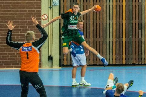 Pablo Urdangarin 45 Spaniard nephew of the Spanish king Felipe here in the A junior team of handball players from Hannover Burgdorf on 17 November 2018 against the Bergisch HC Pablo 45 on goal throw