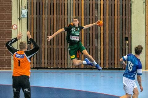 Pablo Urdangarin 45 Spaniard nephew of the Spanish king Felipe here in the A junior team of handball players from Hannover Burgdorf on 17 November 2018 against the Bergisch HC Pablo 45 with successful shot on goal