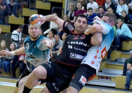 Handball 3 League Oranienburger HC Eintracht Hildesheim 17 11 2018 17 11 2018 Handball 3 League Oranienburger HC Eintracht Hildesheim v l Robin Manderscheid Oranienburger Handball Club e V 15 Nikolaos Tzoufras Eintracht Hildesheim 23 Janis Bohle Oranienburger Handball Club e V 2 xDLx