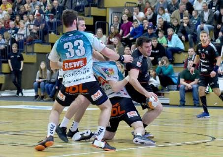 Handball 3 League Oranienburger HC Eintracht Hildesheim 17 11 2018 17 11 2018 Handball 3 League Oranienburger HC Eintracht Hildesheim v l David Sauß Oranienburger Handball Club e V 33 am Ball Nikolaos Tzoufras Eintracht Hildesheim 23 xDLx