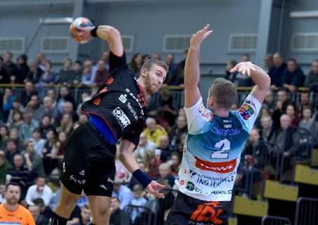 Handball 3 League Oranienburger HC Eintracht Hildesheim 17 11 2018 17 11 2018 Handball 3 League Oranienburger HC Eintracht Hildesheim v l Julius Heil Eintracht Heidenheim 10 Janis Bohle Oranienburger Handball Club e V 2 xDLx