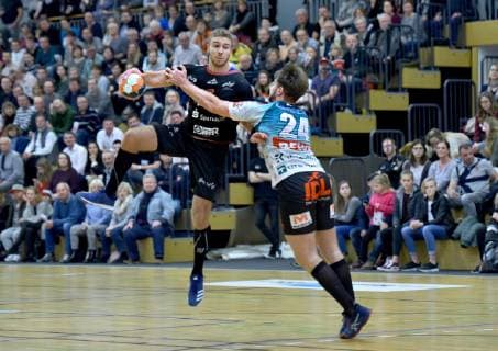 Handball 3 League Oranienburger HC Eintracht Hildesheim 17 11 2018 17 11 2018 Handball 3 League Oranienburger HC Eintracht Hildesheim v l at the ball Julius Heil Eintracht Heidenheim 10 xDLx