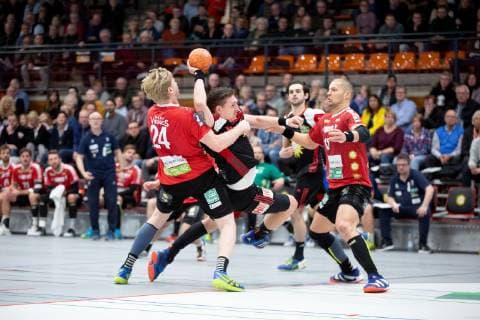Luebbecke Germany 17 11 2018 2 Handball Bundesliga 2018 2019 TuS N Luebbecke vs HC Rhein Vikings L R Alexander Oelze Rhein Vikings Kenji Hövels Hoevels Luebbecke Daniel Zwarg Rhein Vikings Luebbecke Nordrhein Westfalen Germany Merkur Arena