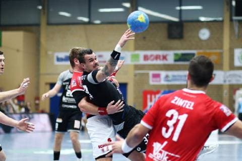 Roman Becvar Elbflorenz in duel with Moritz Zoerb Huettenberg TV Huettenberg vs. HC Elbflorenz Handball 2 Bundesliga 17 11 2018 TV Huettenberg vs. HC Elbflorenz Handball 2 Bundesliga 17 11 2018 Huettenberg Copyright: xEIBNER RenexWeissx EP_RWS