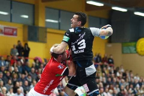 Roman Becvar Elbflorenz in duel with Moritz Zoerb Huettenberg TV Huettenberg vs. HC Elbflorenz Handball 2 Bundesliga 17 11 2018 TV Huettenberg vs. HC Elbflorenz Handball 2 Bundesliga 17 11 2018 Huettenberg Copyright: xEIBNER RenexWeissx EP_RWS