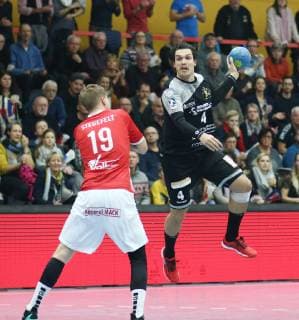 Markus Stegefelt Huettenberg in duel with Gabor Pulay Elbflorenz TV Huettenberg vs HC Elbflorenz Handball 2 Bundesliga 17 11 2018 TV Huettenberg vs HC Elbflorenz Handball 2 Bundesliga 17 11 2018 Huettenberg Copyright: xEIBNER RenexWeissx EP_RWS