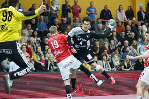 Markus Stegefelt Huettenberg in duel with Gabor Pulay Elbflorenz TV Huettenberg vs HC Elbflorenz Handball 2 Bundesliga 17 11 2018 TV Huettenberg vs HC Elbflorenz Handball 2 Bundesliga 17 11 2018 Huettenberg Copyright: xEIBNER RenexWeissx EP_RWS
