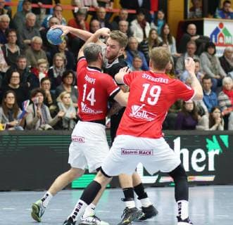Nils Holger Kretschmer Elbflorenz in duel with Christian Rompf Huettenberg left and Markus Stegefelt Huettenberg right TV Huettenberg vs HC Elbflorenz Handball 2 Bundesliga 17 11 2018 TV Huettenberg vs HC Elbflorenz Handball 2 Bundesliga 17 11 2018 Huettenberg Copyright: xEIBNER RenexWeissx EP_RWS