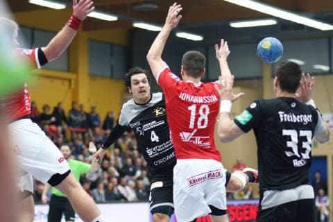 Gabor Pulay Elbflorenz tries a pass to Roman Becvar Elblorenz TV Huettenberg vs. HC Elbflorenz Handball 2 Bundesliga 17 11 2018 TV Huettenberg vs. HC Elbflorenz Handball 2 Bundesliga 17 11 2018 Huettenberg Copyright: xEIBNER RenexWeissx EP_RWS