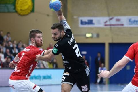 Moritz Lambrecht Huettenberg in duel with Sebastian Gress Elbflorenz TV Huettenberg vs. HC Elbflorenz Handball 2 Bundesliga 17 11 2018 TV Huettenberg vs. HC Elbflorenz Handball 2 Bundesliga 17 11 2018 Huettenberg Copyright: xEIBNER RenexWeissx EP_RWS
