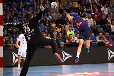 Barca Lassa s Aleix Gomez (R) in action against HC Vardar s Dejan Milosavljev during a EHF Champions League match between HC Vardar vs Barca Lassa at the Palau Blaugrana in Barcelona, north eastern Spain, 17 November 2018. Barca Lassa vs HC Vardar !ACHTUNG: NUR REDAKTIONELLE NUTZUNG!  Copyright: xAlejandroxGarciax GRAF906 20181117-636780870734897193