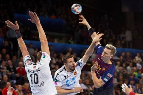 Barca Lassa s Lasse Andersson (R) in action against HC Vardar s Gleb Kalarash (C) and Dainis Kristopans during a EHF Champions League match between HC Vardar vs Barca Lassa at the Palau Blaugrana in Barcelona, north eastern Spain, 17 November 2018. Barca Lassa vs HC Vardar !ACHTUNG: NUR REDAKTIONELLE NUTZUNG!  Copyright: xAlejandroxGarciax GRAF904 20181117-636780870757556229