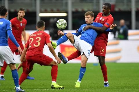 Fußball, Nations League, Italien - Portugal Portugal Andre Silva and William Carvalho and Italy Nicolo Barella compete for the ball during the Nations League League A group 3 football match between Italy and Portugal at stadio Giuseppe Meazza, Milano, November, 17, 2018 Foto Andrea Staccioli Insidefoto andreaxstaccioli