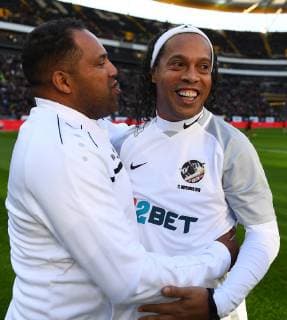 Sport Themen der Woche KW46 Sport Bilder des Tages 17.11.2018, xjhx, Fussball Benefizspiel, Ronaldinho friends - Adler All Stars emspor, v.l. Ailton (Ronaldinho & friends), Ronaldinho (Ronaldinho & friends) (DFL DFB REGULATIONS PROHIBIT ANY USE OF PHOTOGRAPHS as IMAGE SEQUENCES and or QUASI-VIDEO) Frankfurt am Main *** 17 11 2018 xjhx Football charity game Ronaldinho friends Adler All Stars emspor v l Ailton Ronaldinho friends Ronaldinho Ronaldinho friends DFL DFB REGULATIONS PROHIBIT ANY USE OF PHOTOGRAPHS as IMAGE SEQUENCES and or QUASI VIDEO Frankfurt am Main
