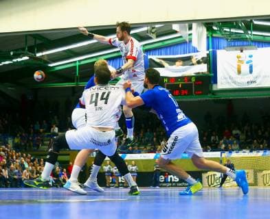 Jonas Faulenbach Ferndorf in lofty heights in front Thomas Rink Ferndorf and Ladislav Brykner Aue Handball 2 League 2018 19 EHV Aue TuS Ferndorf 34 25 am 17 11 2018 EHV Aue TuS Ferndorf