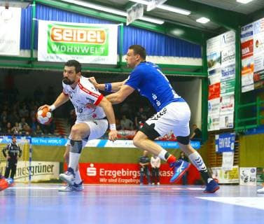 Marijan Basic Ferndorf in attack right Kevin Roch Aue Handball 2 Liga 2018 19 EHV Aue TuS Ferndorf 34 25 am 17 11 2018 EHV Aue TuS Ferndorf