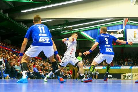 Jan Wörner Ferndorf looking for the gap between Benas Petreikis Aue inks and Eric Meinhardt Aue Handball 2 League 2018 19 EHV Aue TuS Ferndorf 34 25 am 17 11 2018 EHV Aue TuS Ferndorf