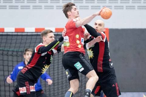 Luebbecke Germany 17 11 2018 2 Handball Bundesliga 2018 2019 TuS N Luebbecke vs HC Rhein Vikings L R Patryk Walczak Luebbecke Alexander Oelze Vikings Marko Bagaric Luebbecke Luebbecke Nordrhein Westfalen Germany Merkur Arena